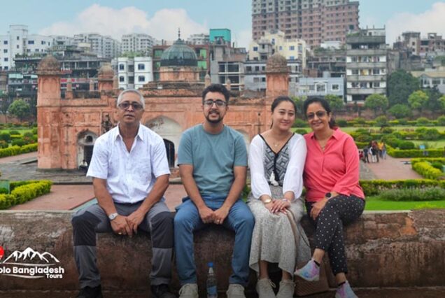 2-day tour in Bangladesh : A Family from Nepal at Lalbagh Fort