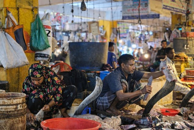 Dhaka Photography Tour : Cutting Fish in a local fish Market